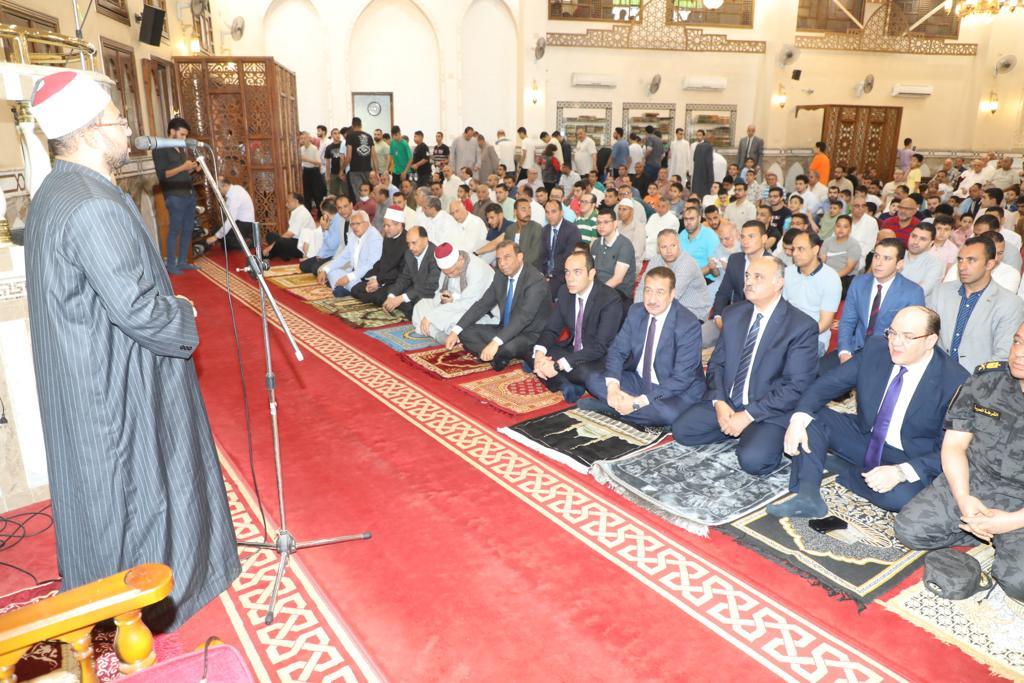 محافظ المنوفية  يؤدى صلاة عيد الأضحى المبارك ويشارك المواطنين فرحتهم بالعيد