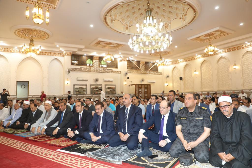 محافظ المنوفية  يؤدى صلاة عيد الأضحى المبارك ويشارك المواطنين فرحتهم بالعيد