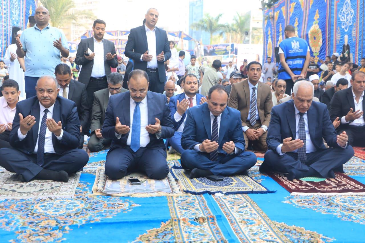 محافظ الجيزة يؤدى صلاة عيد الأضحى بساحة مسجد مصطفى محمود 