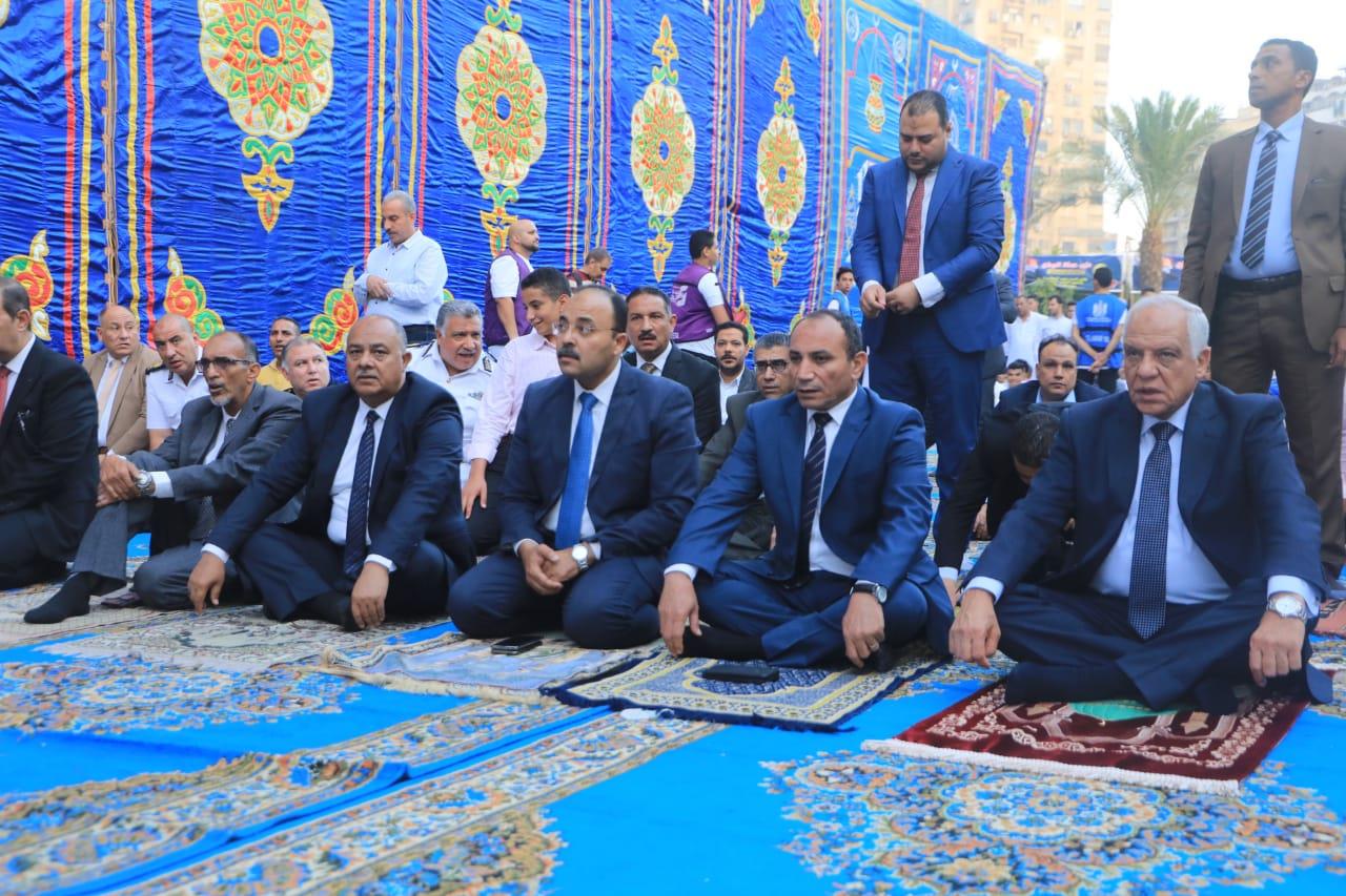 محافظ الجيزة يؤدى صلاة عيد الأضحى بساحة مسجد مصطفى محمود 