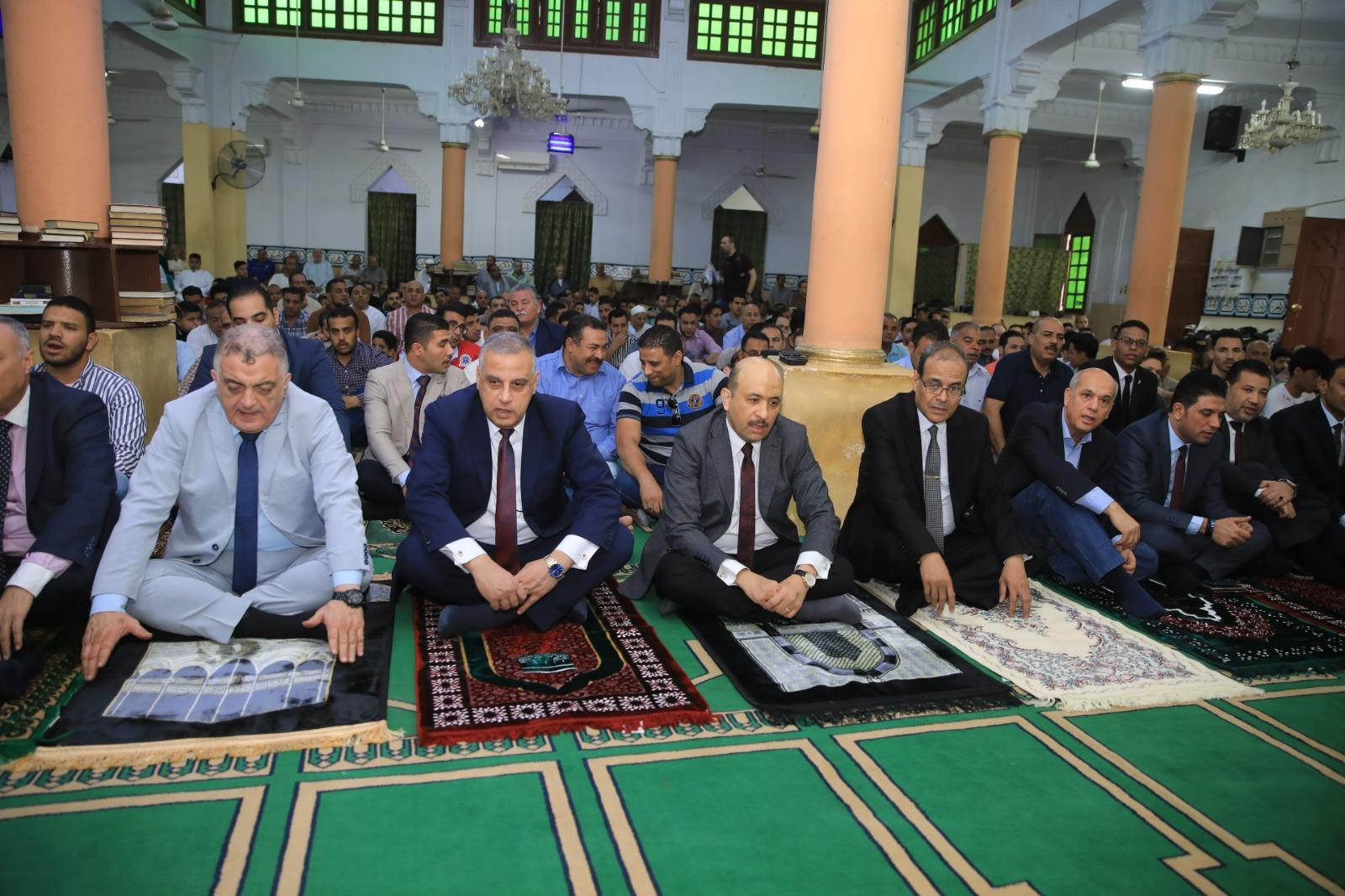 محافظ سوهاج يؤدي صلاة عيد الأضحى المبارك بمسجد "الشرطة" بمدينة ناصر