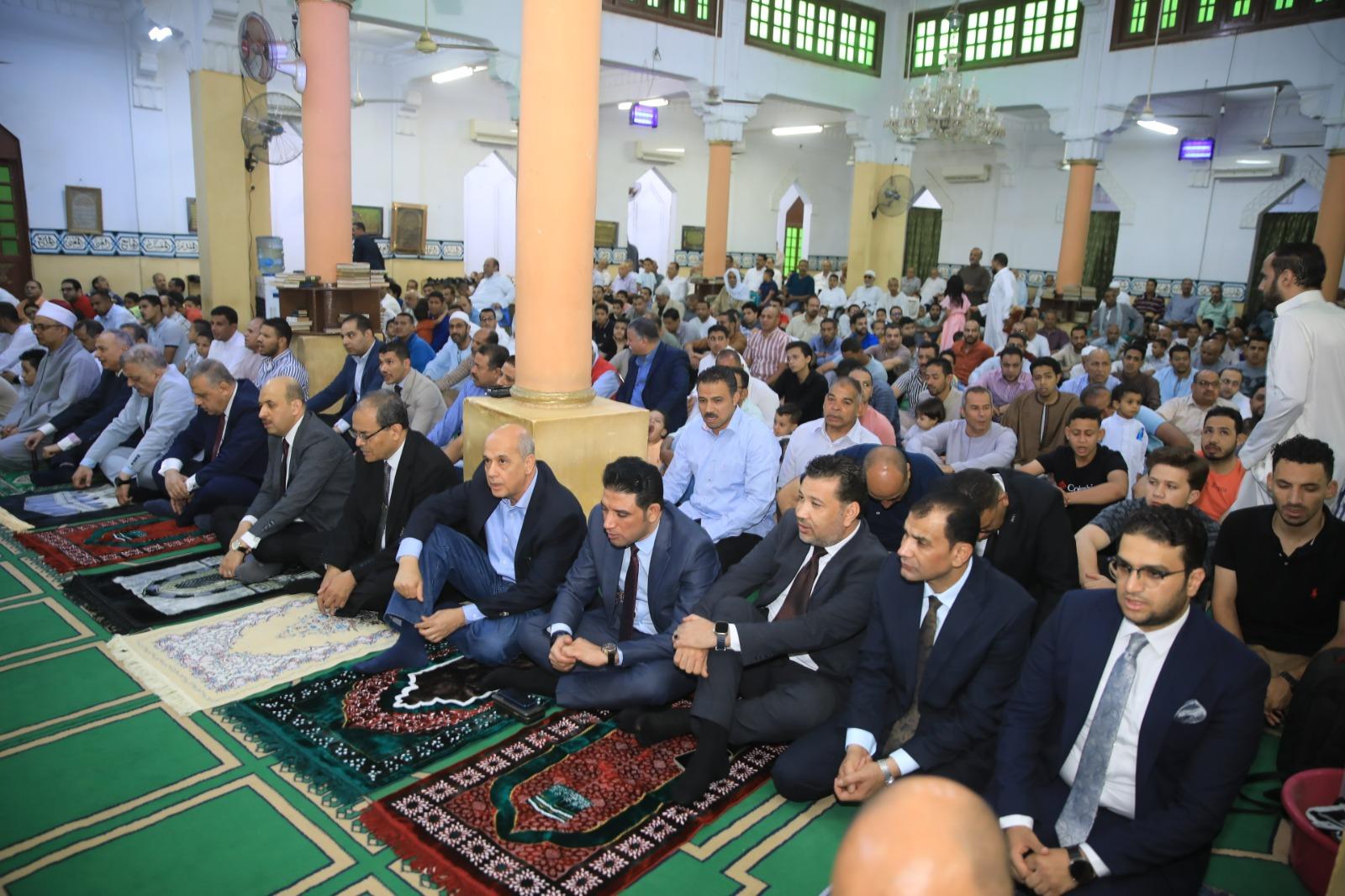 محافظ سوهاج يؤدي صلاة عيد الأضحى المبارك بمسجد "الشرطة" بمدينة ناصر