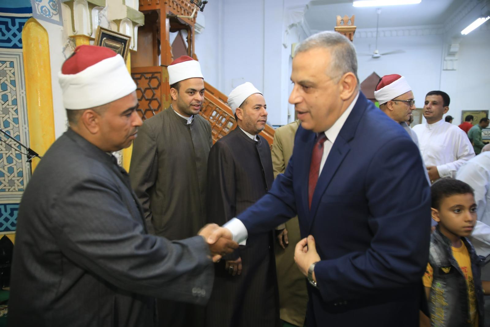 محافظ سوهاج يؤدي صلاة عيد الأضحى المبارك بمسجد "الشرطة" بمدينة ناصر