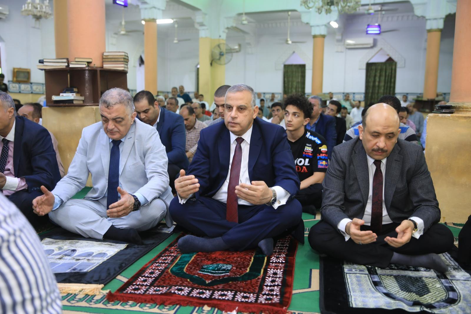 محافظ سوهاج يؤدي صلاة عيد الأضحى المبارك بمسجد "الشرطة" بمدينة ناصر