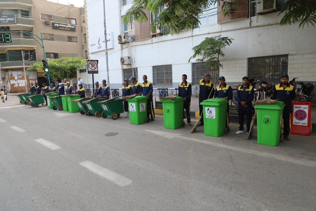 محافظة المنوفية يهنئ عمال النظافة 