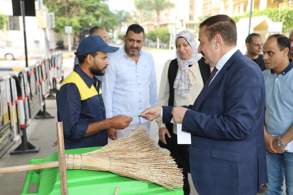 محافظة المنوفية يهنئ عمال النظافة 