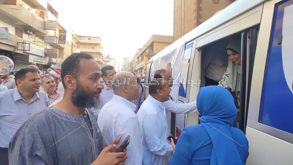 الفرق الثابتة القوافل المتنقلة تفحص المواطنين أمام المساجد بمدن البحيرة 