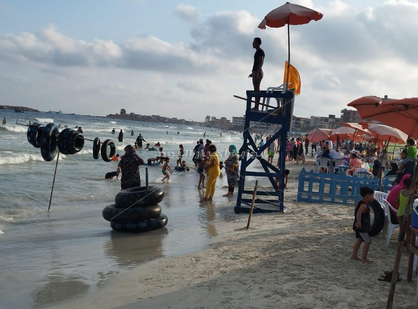 إقبال على شواطئ شرق الإسكندرية.. والرايات صفراء وحمراء في العجمي