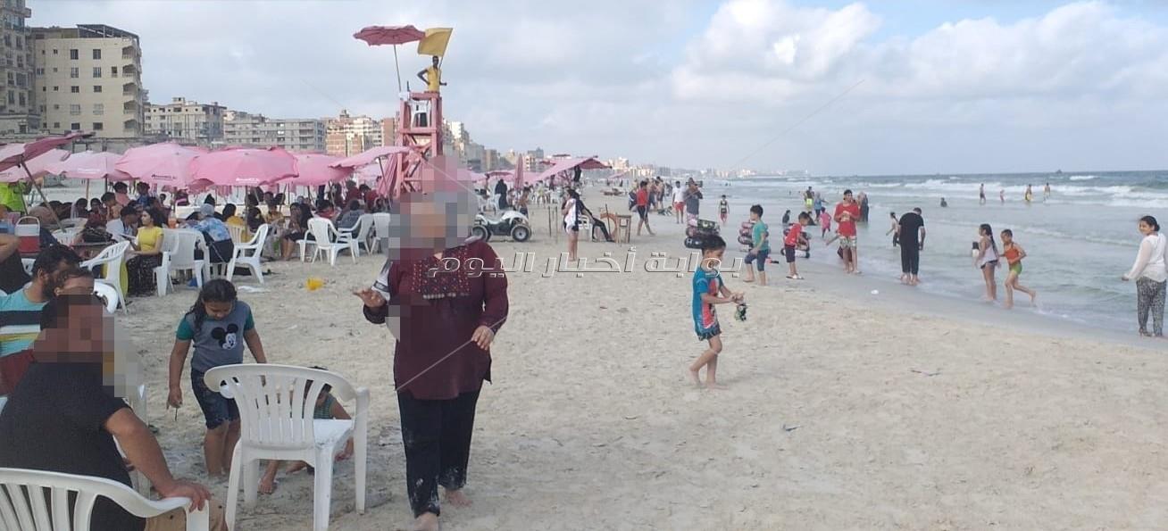 إقبال على شواطئ شرق الإسكندرية.. والرايات صفراء وحمراء في العجمي