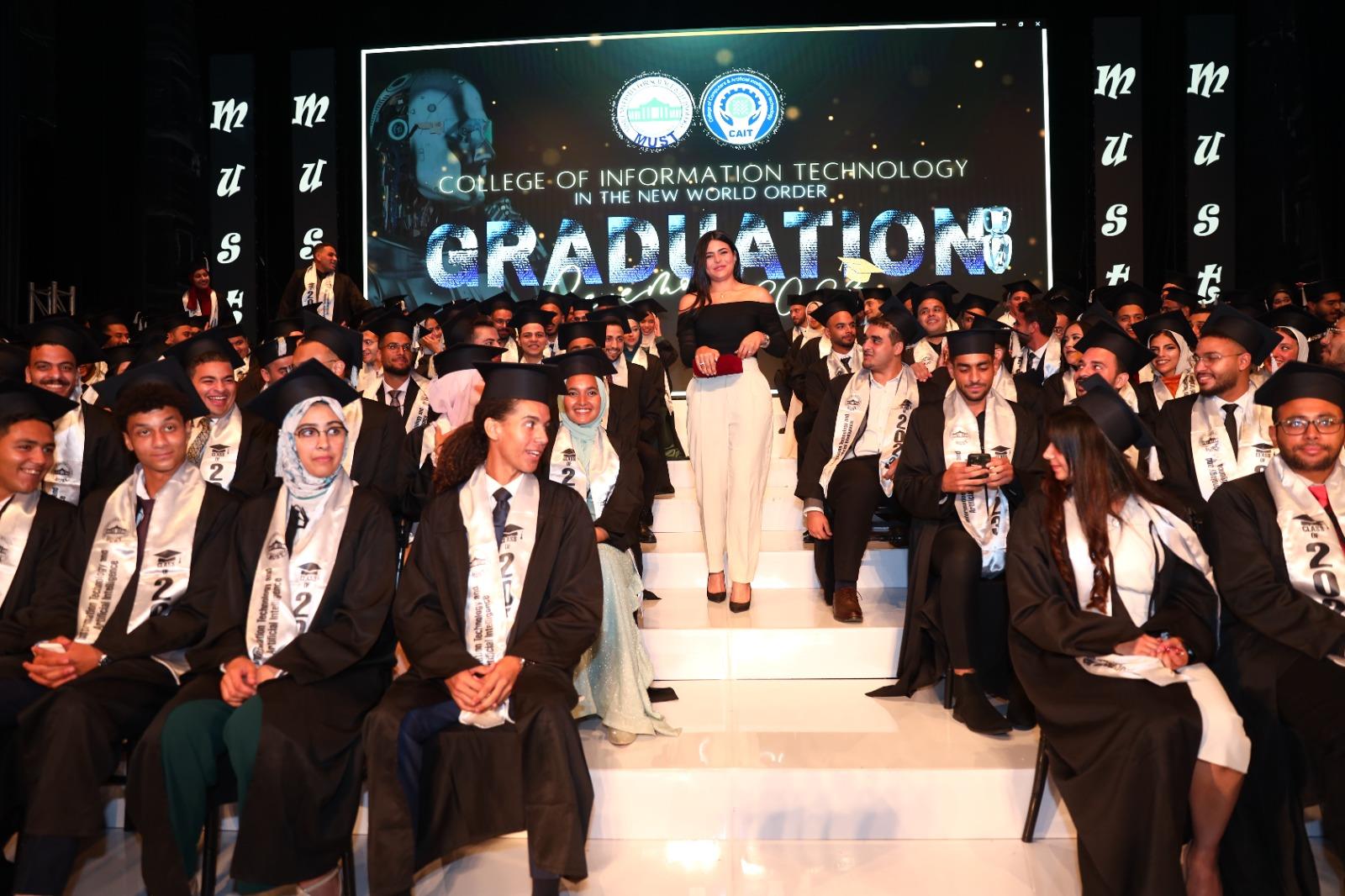  جامعة مصر للعلوم والتكنولوجيا تقيم حفلاً ضخما لتخرج دفعة جديدة 
