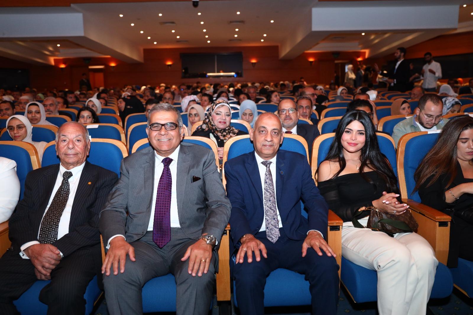  جامعة مصر للعلوم والتكنولوجيا تقيم حفلاً ضخما لتخرج دفعة جديدة 