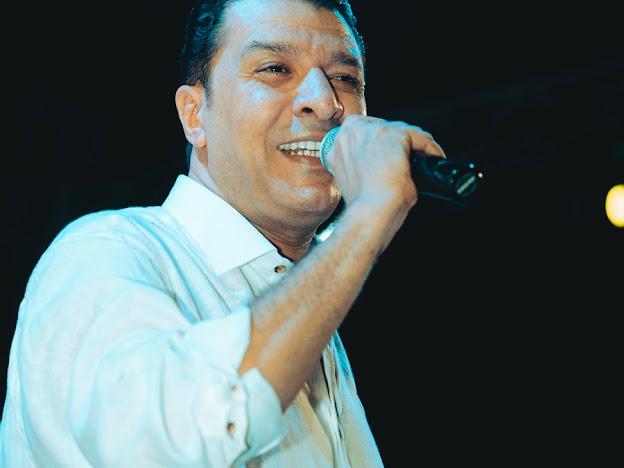 مصطفى كامل يتألق في ثاني حفلاته بالساحل الشمالي