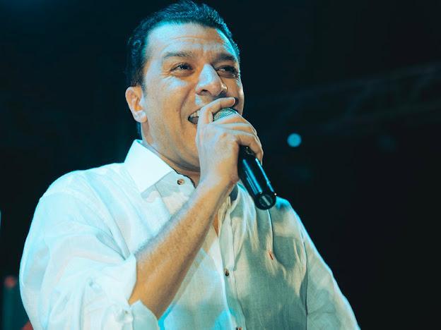 مصطفى كامل يتألق في ثاني حفلاته بالساحل الشمالي