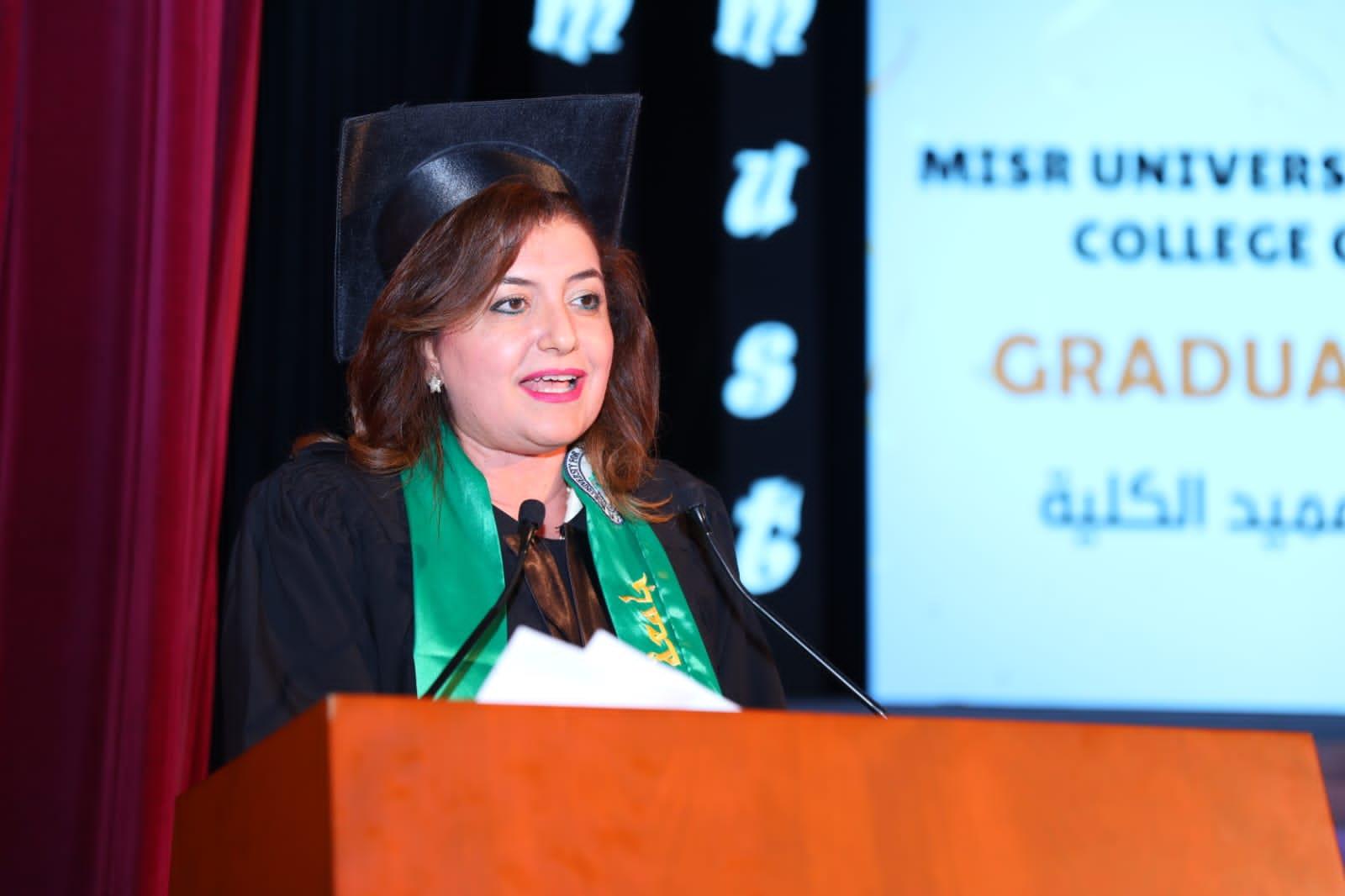 جامعة مصر للعلوم والتكنولوجيا تقيم حفلا كبيرا لتخريج دفعة جديدة من كلية «طب الأسنان» 