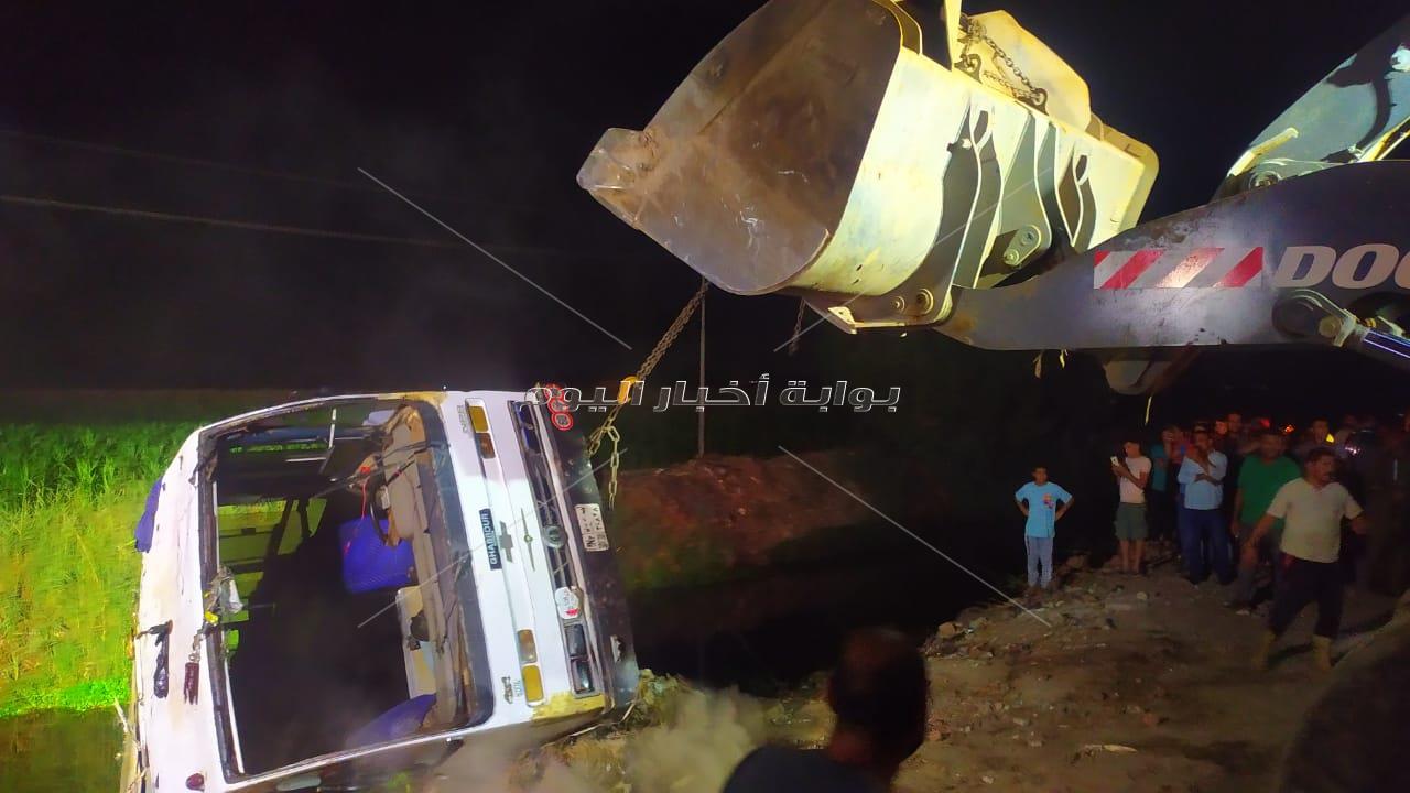  انتشال أتوبيس كفرالزيات بعد غرقه في مياه مصرف مائى