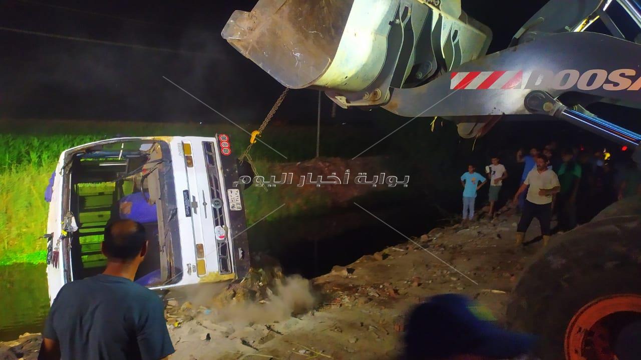  انتشال أتوبيس كفرالزيات بعد غرقه في مياه مصرف مائى