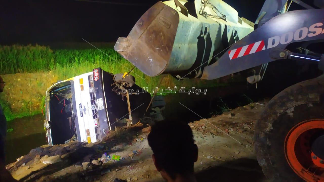  انتشال أتوبيس كفرالزيات بعد غرقه في مياه مصرف مائى