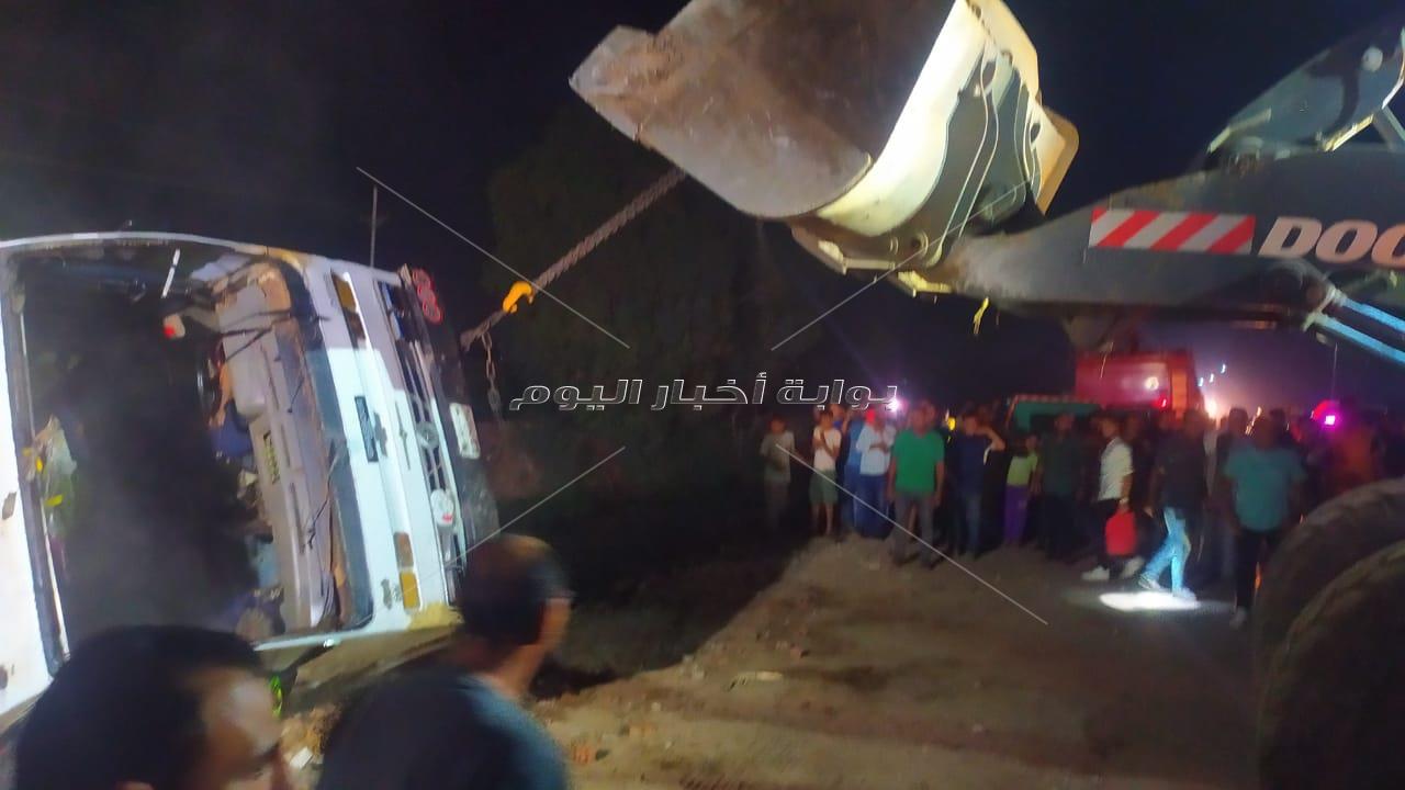 انتشال أتوبيس كفرالزيات بعد غرقه في مياه مصرف مائى
