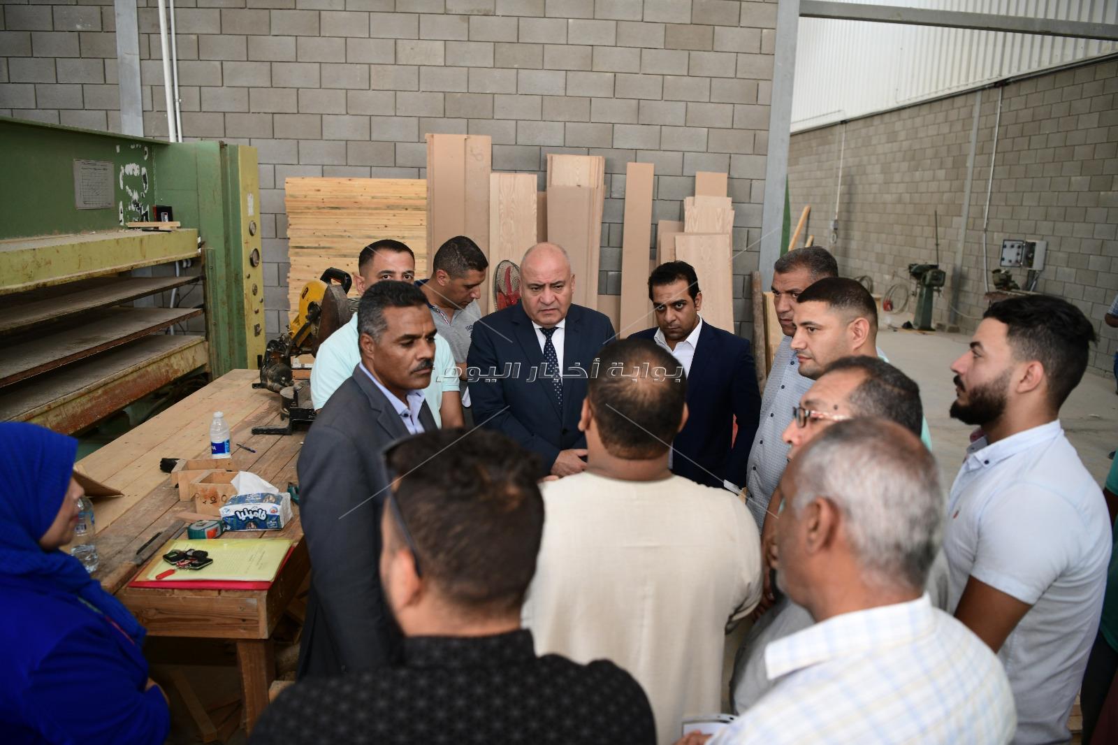 محافظ قنا يتفقد عدد من المصانع المنتجة بمنطقة هوُ الصناعية في نجع حمادي