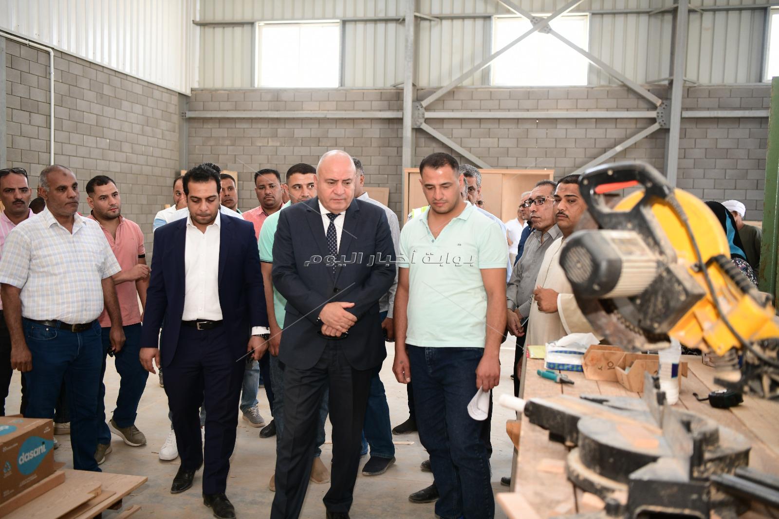 محافظ قنا يتفقد عدد من المصانع المنتجة بمنطقة هوُ الصناعية في نجع حمادي