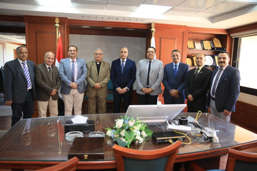 محافظ سوهاج يستقبل وفد كلية اللاهوت مجمع المثال المسيحي