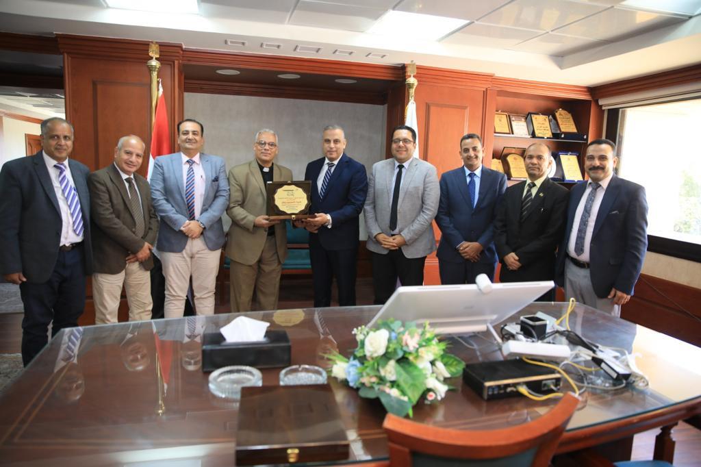 محافظ سوهاج يستقبل وفد كلية اللاهوت مجمع المثال المسيحي
