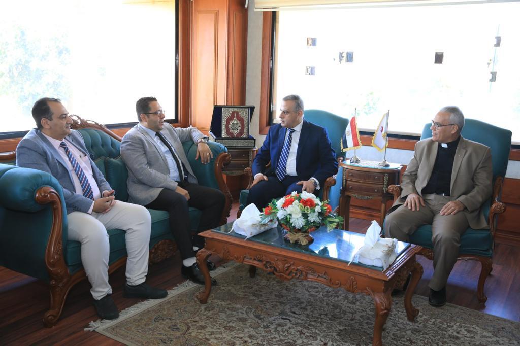 محافظ سوهاج يستقبل وفد كلية اللاهوت مجمع المثال المسيحي