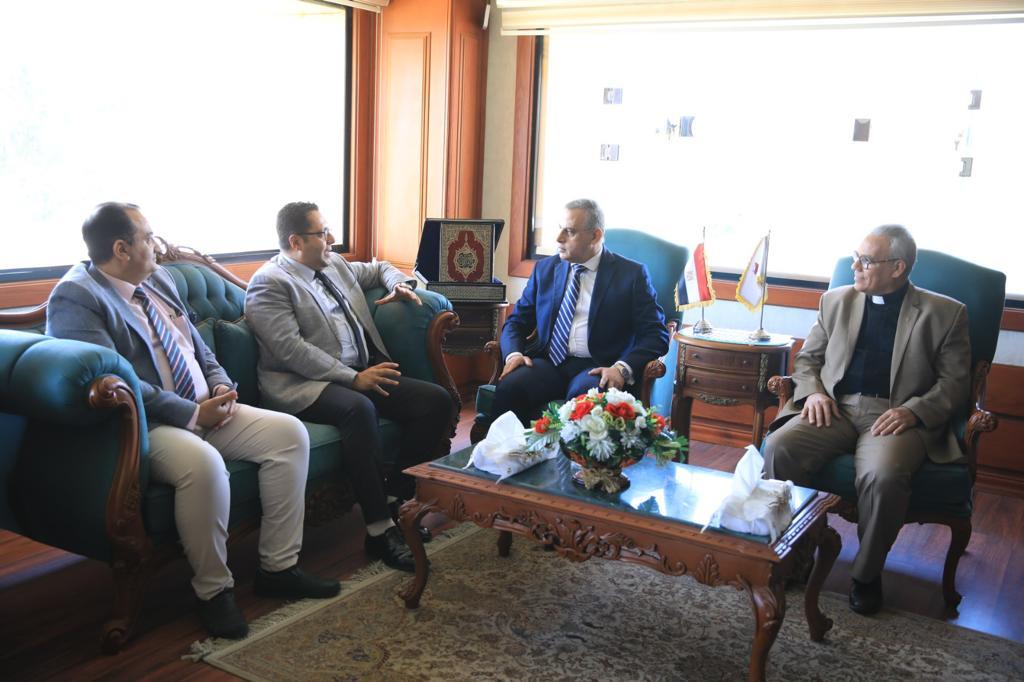 محافظ سوهاج يستقبل وفد كلية اللاهوت مجمع المثال المسيحي