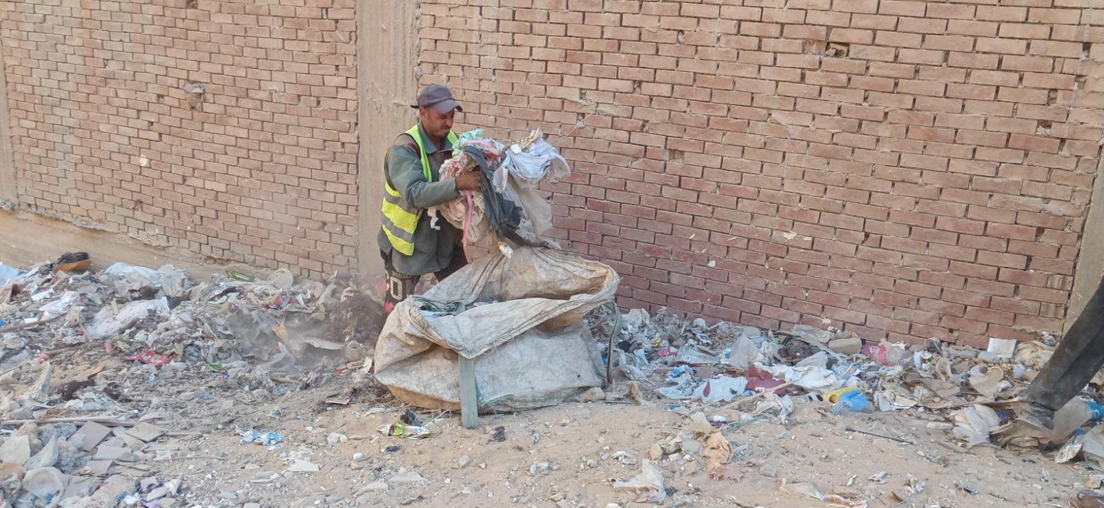محافظة الجيزة: رفع 525طن تراكمات ومخلفات بقطع الأراضي بحدائق الأهرام 
