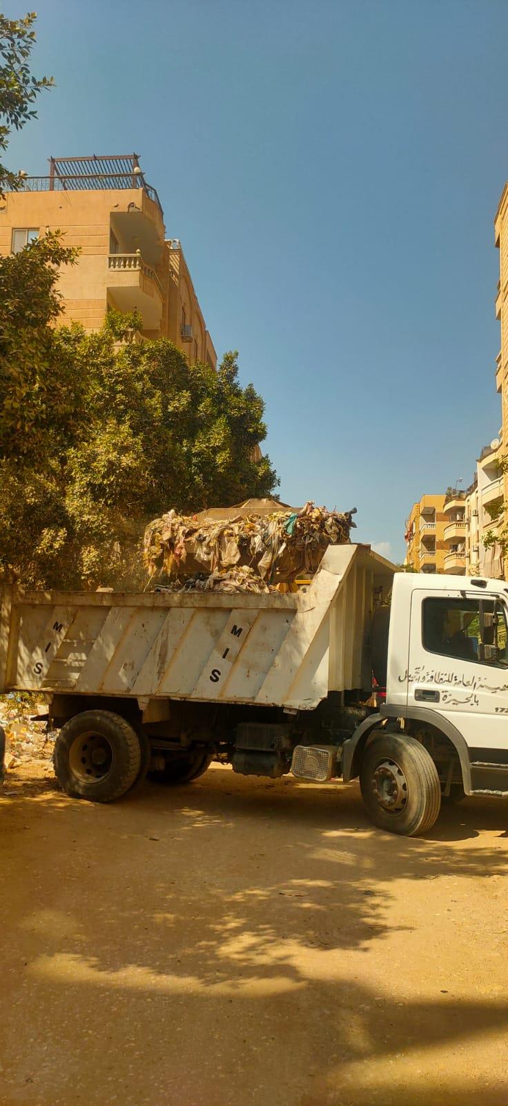 محافظة الجيزة: رفع 525طن تراكمات ومخلفات بقطع الأراضي بحدائق الأهرام 
