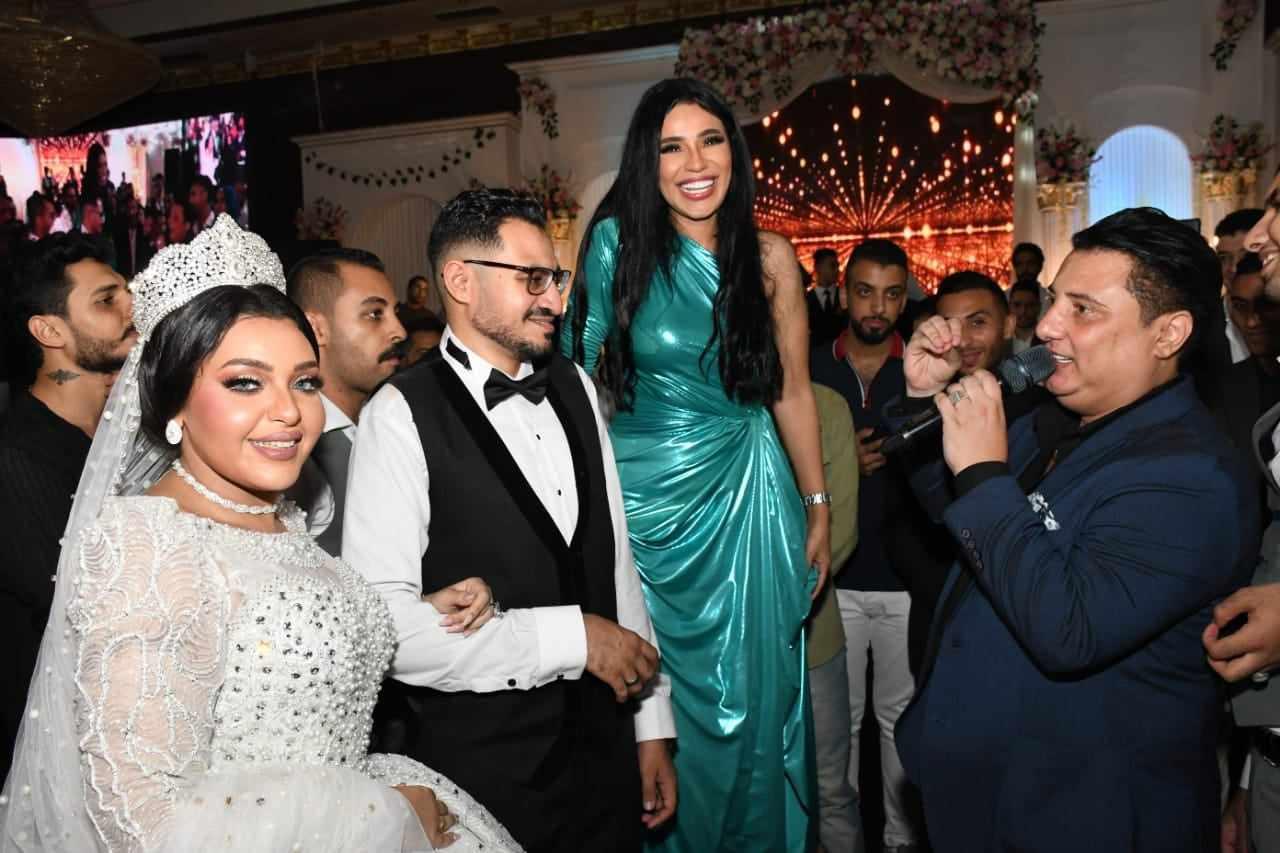 أمينة تحتفل بحفل زفاف ابنة مدير أعمالها بمشاركة حوده بندق ومحمد عبد المنعم 