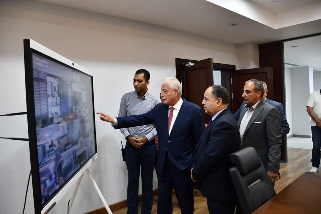 محافظ جنوب سيناء يصطحب وزير المالية في جولة تفقدية لمبني مجلس مدينة شرم الشيخ 