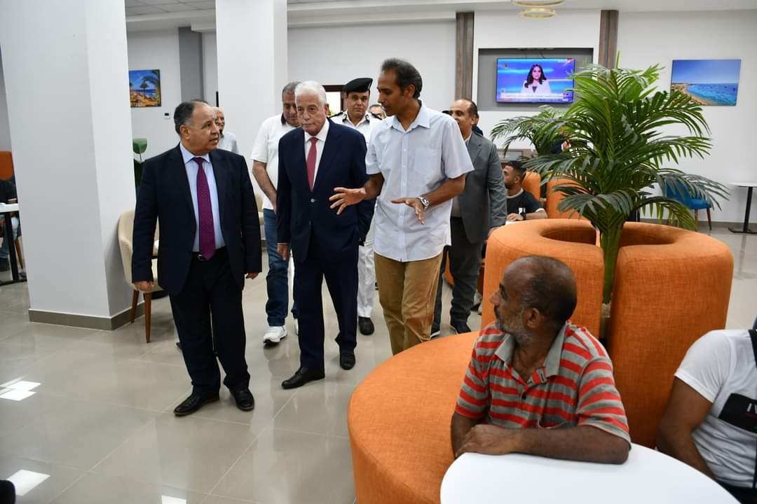 محافظ جنوب سيناء يصطحب وزير المالية في جولة تفقدية لمبني مجلس مدينة شرم الشيخ 