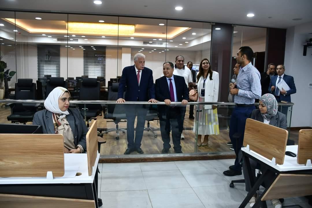 محافظ جنوب سيناء يصطحب وزير المالية في جولة تفقدية لمبني مجلس مدينة شرم الشيخ 