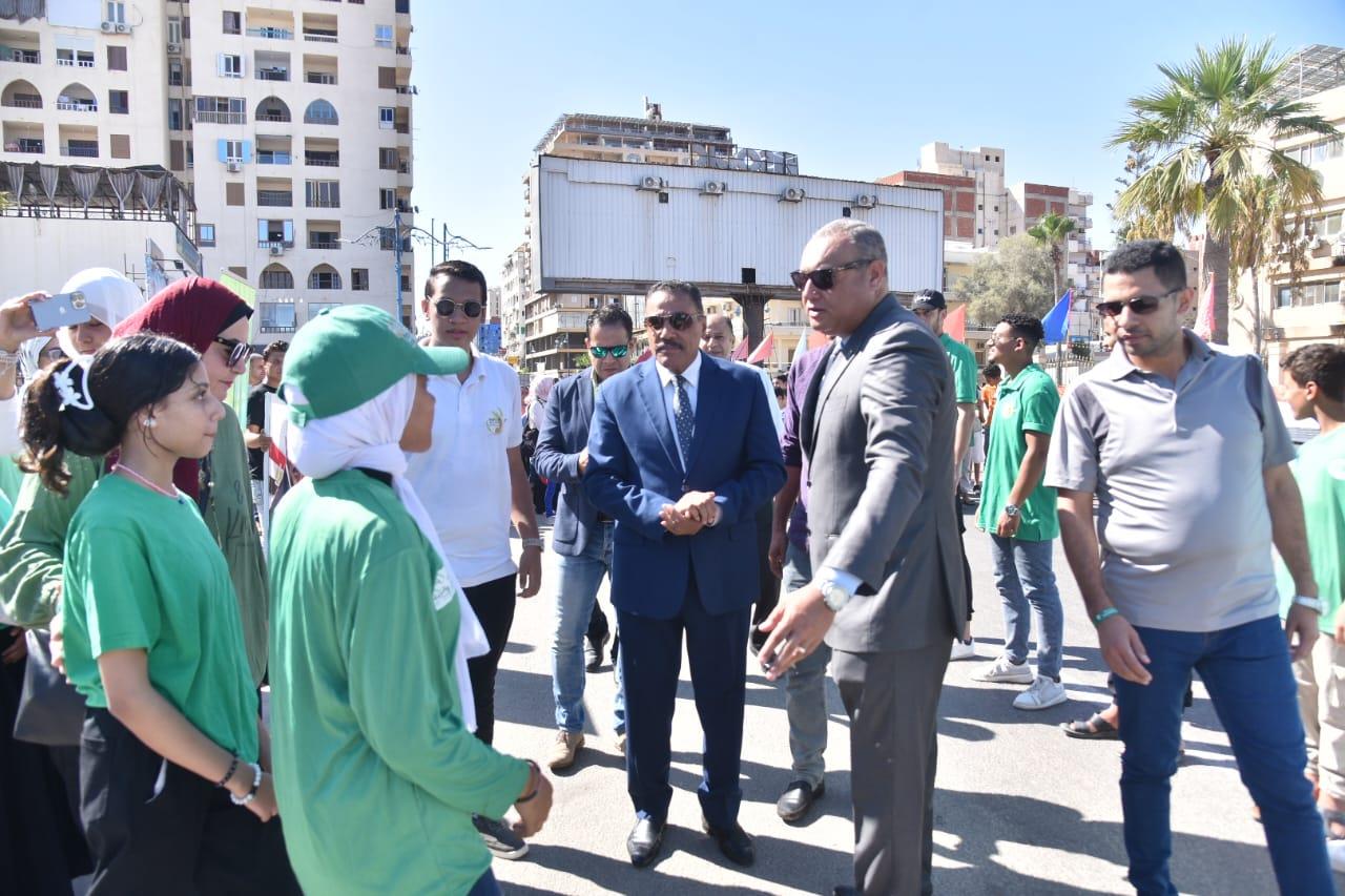 محافظ مطروح يشهد كرفان الشباب والمناخ 