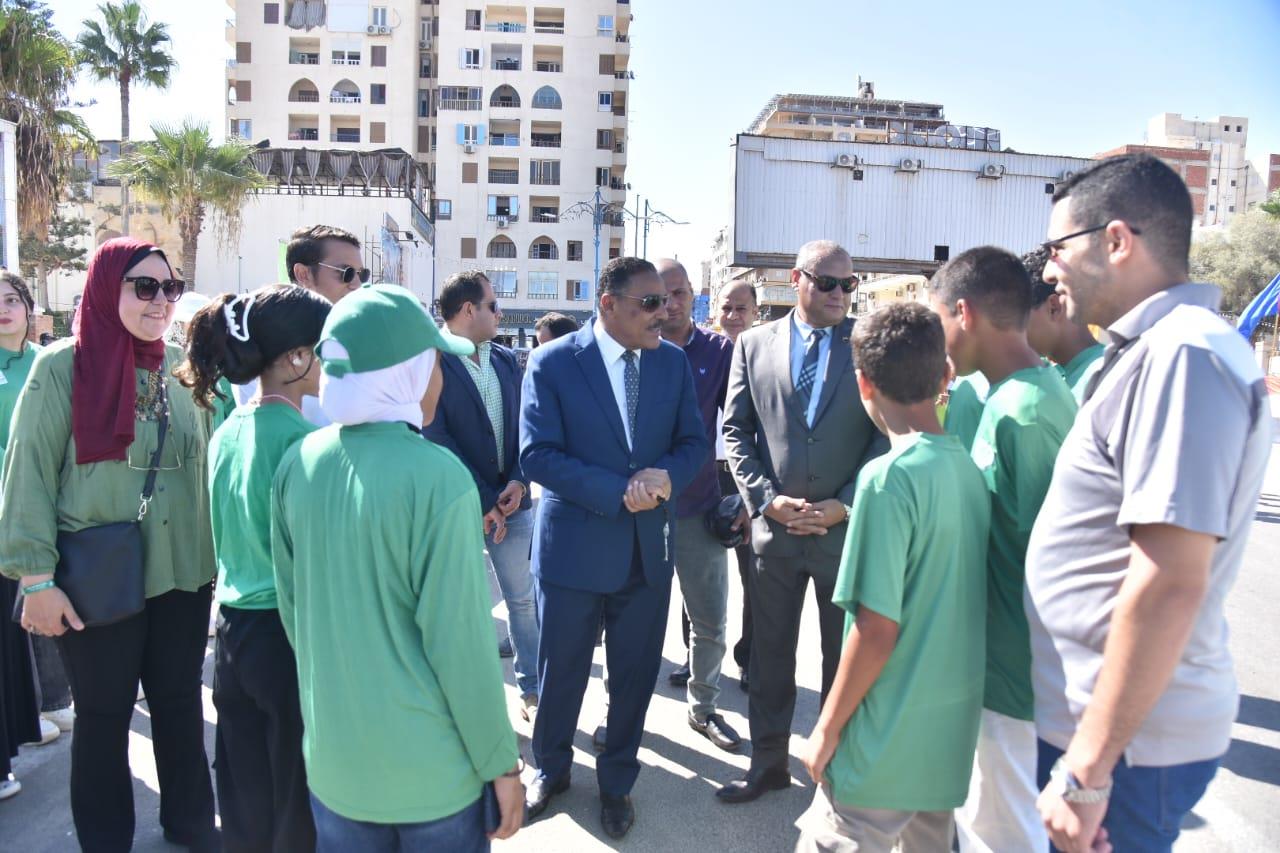 محافظ مطروح يشهد كرفان الشباب والمناخ 