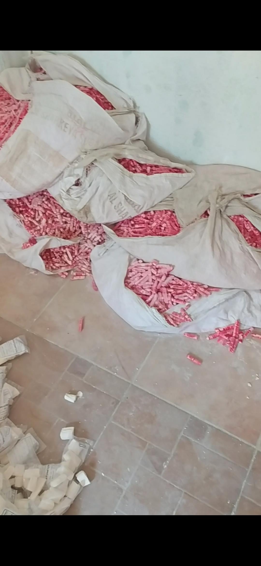 سلامة الغذاء بالغربية تضبط  1750 كيلو جرام منتهية الصلاحية و26000 قطعة حلويات مولد مشتبة في صلاحيتها