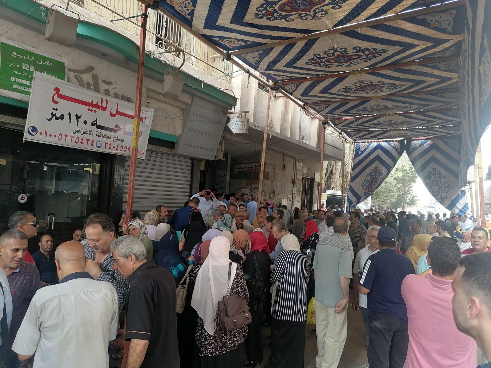 توافد آلاف المواطنين أمام الشهر العقاري بطنطا لتأييد ترشيح الرئيس عبدالفتاح السيسى 