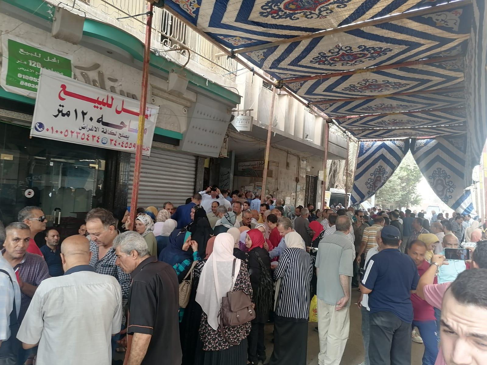 توافد آلاف المواطنين أمام الشهر العقاري بطنطا لتأييد ترشيح الرئيس عبدالفتاح السيسى 