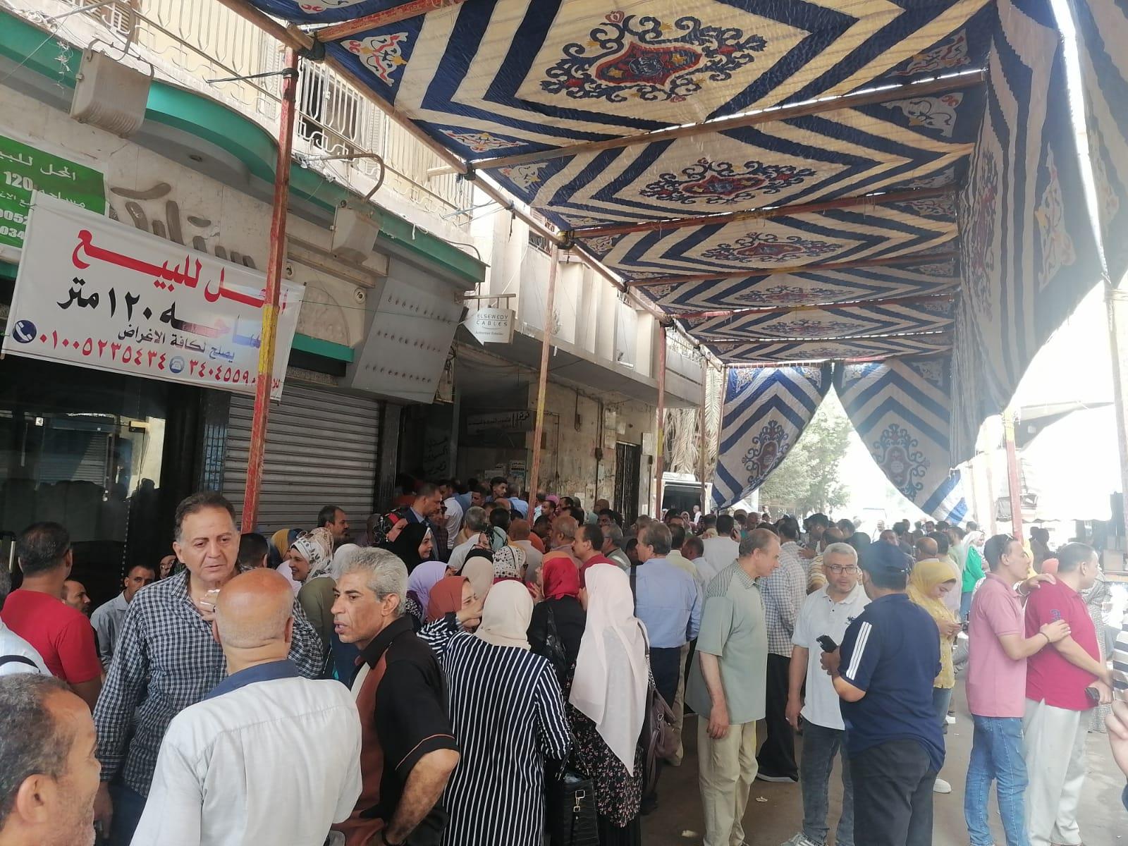 توافد آلاف المواطنين أمام الشهر العقاري بطنطا لتأييد ترشيح الرئيس عبدالفتاح السيسى 