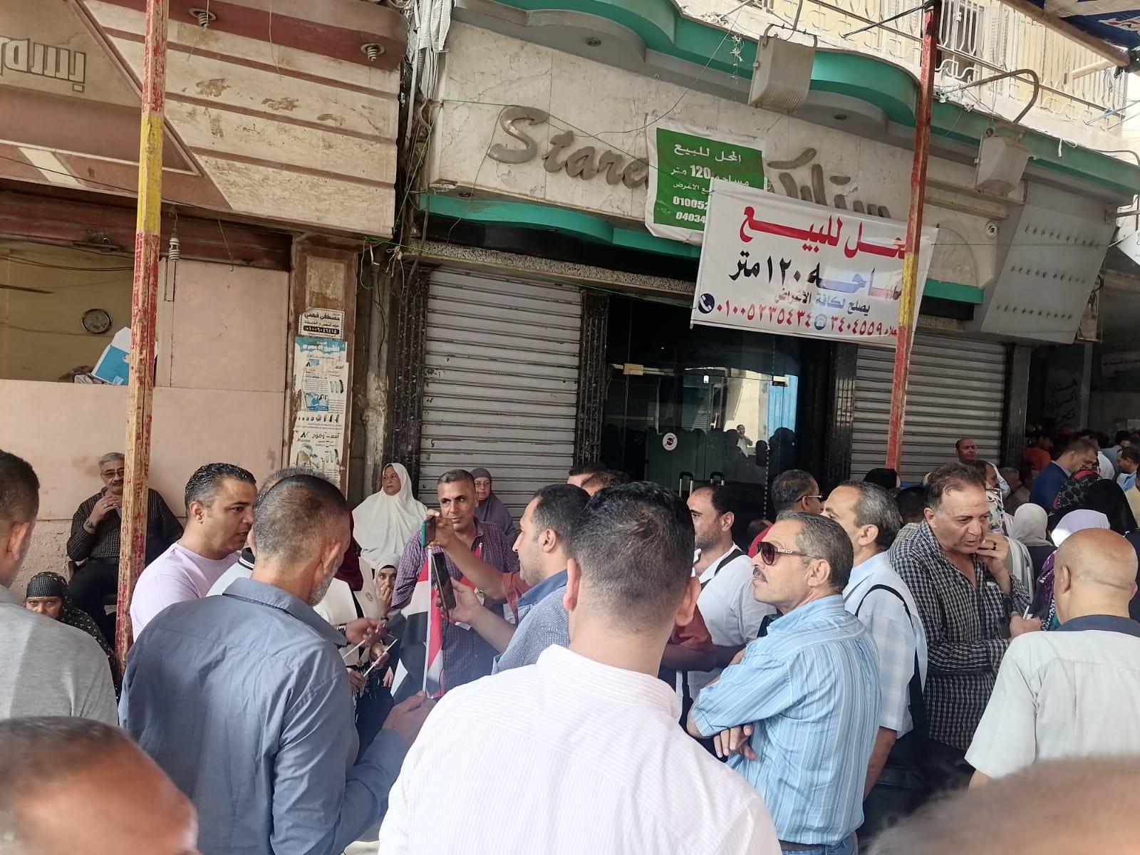 توافد آلاف المواطنين أمام الشهر العقاري بطنطا لتأييد ترشيح الرئيس عبدالفتاح السيسى 