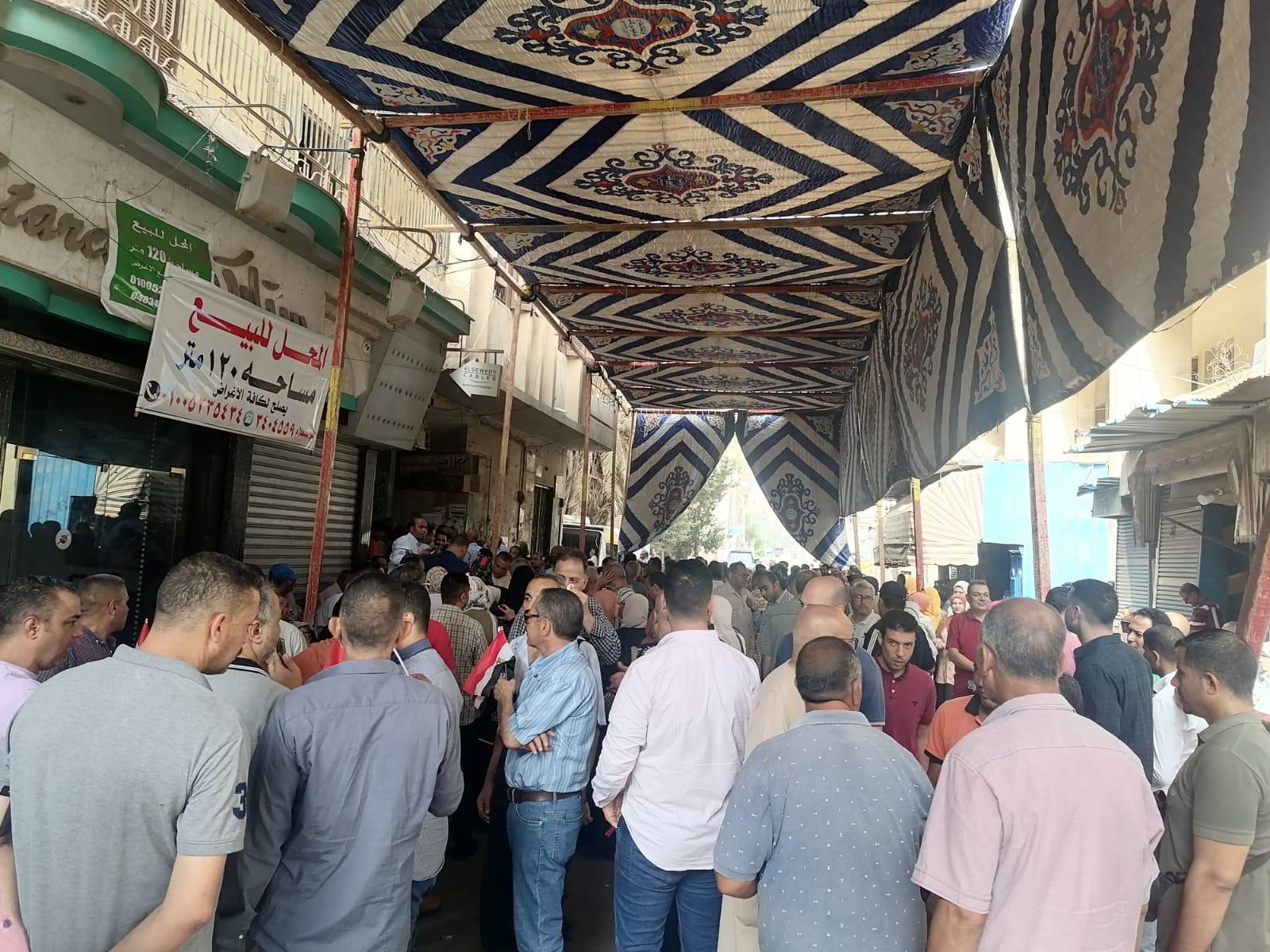 توافد آلاف المواطنين أمام الشهر العقاري بطنطا لتأييد ترشيح الرئيس عبدالفتاح السيسى 