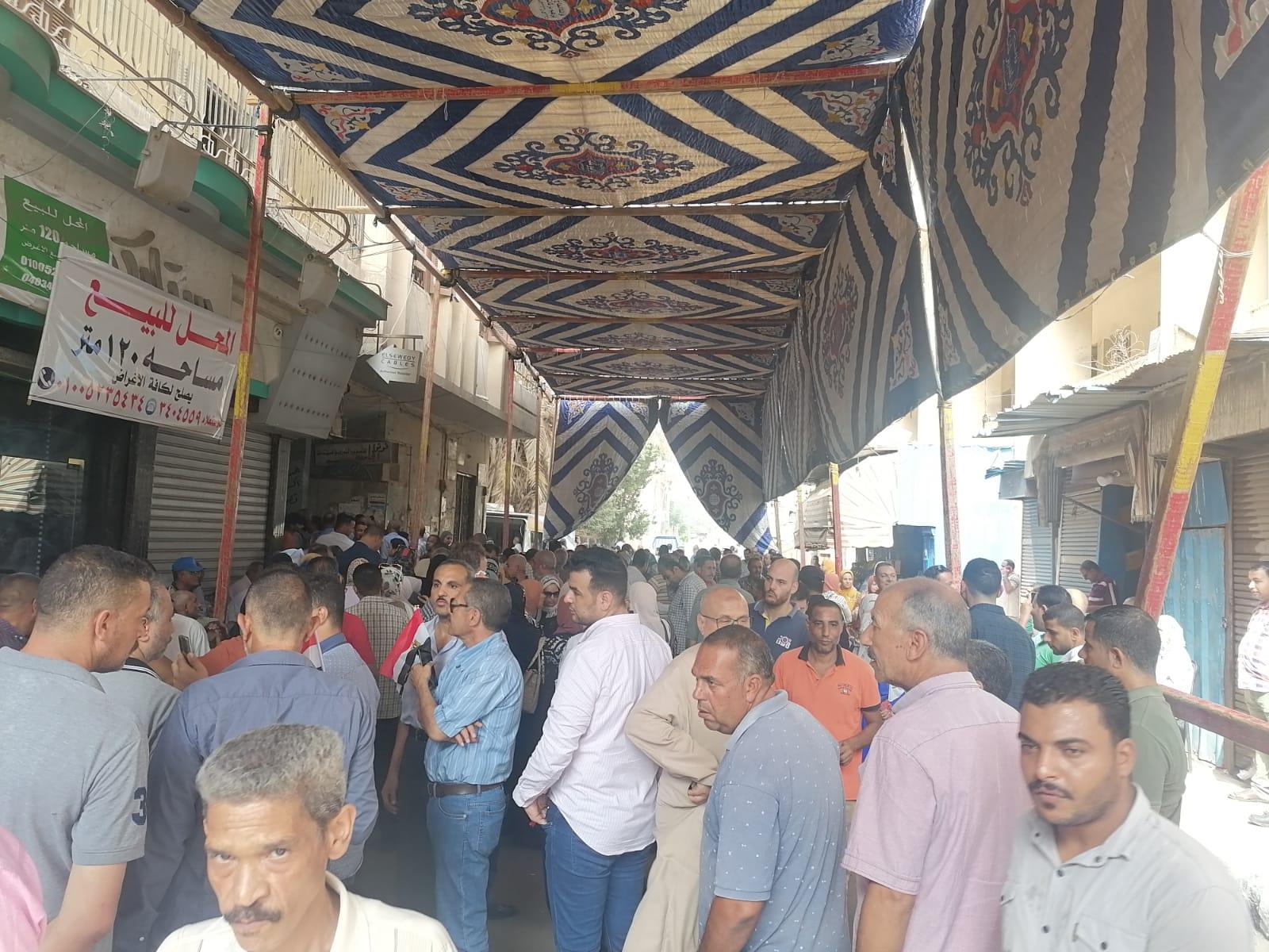 توافد آلاف المواطنين أمام الشهر العقاري بطنطا لتأييد ترشيح الرئيس عبدالفتاح السيسى 