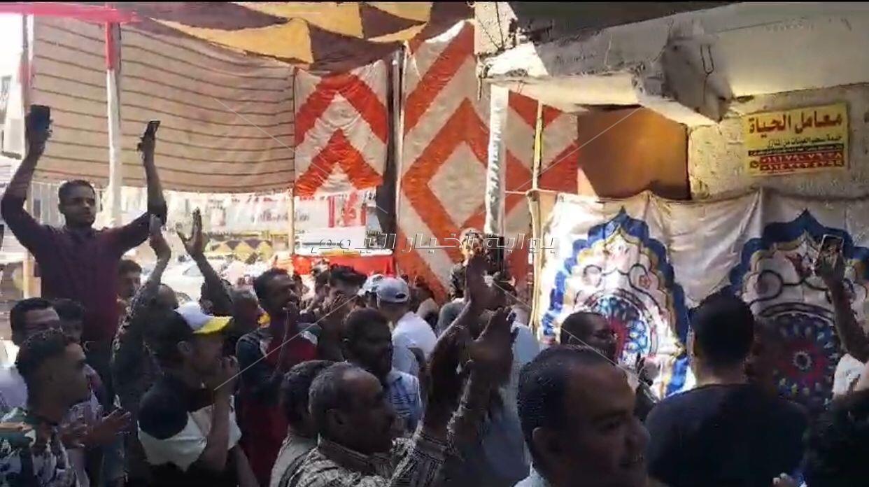 اهالي الوراق يغنون علي انغام الموسيقى و الطبل البلدي و الخيل "بنحبك ياسيسي"