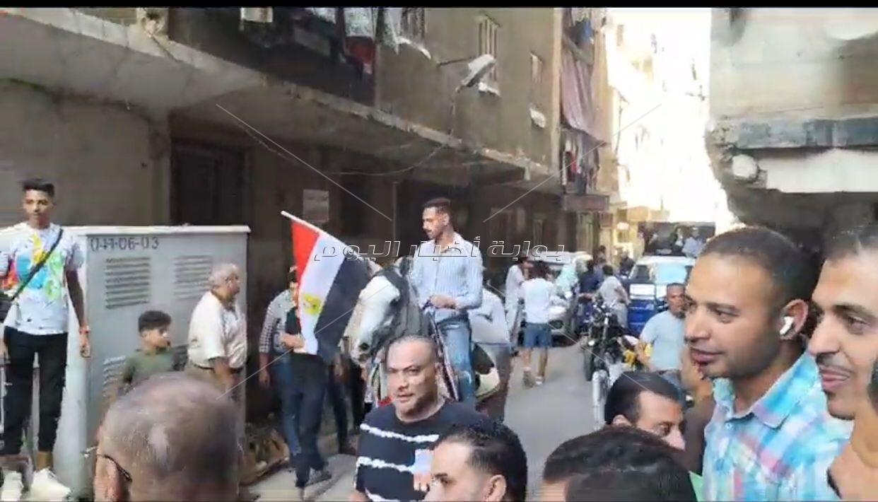 اهالي الوراق يغنون علي انغام الموسيقى و الطبل البلدي و الخيل "بنحبك ياسيسي"