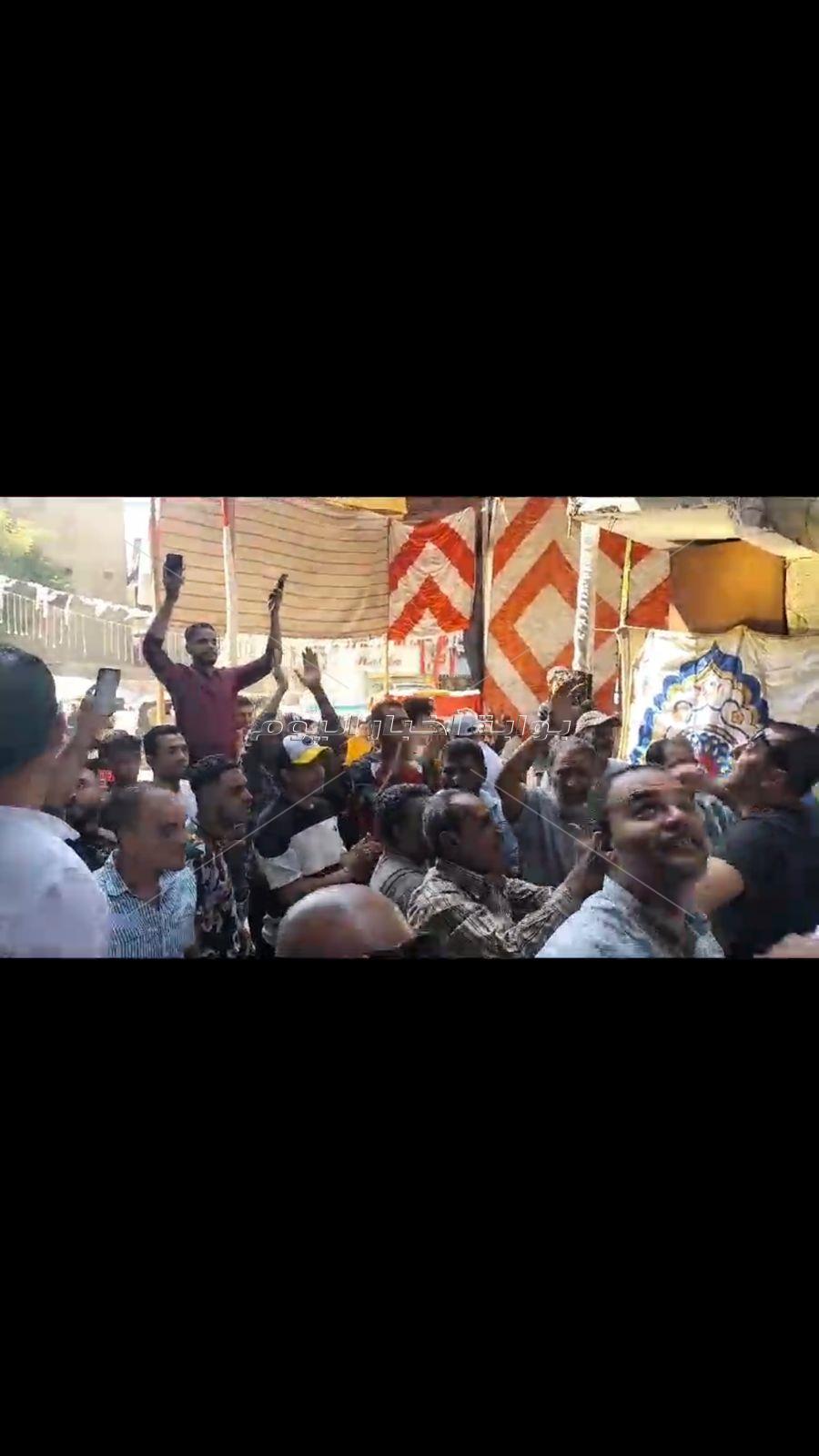 اهالي الوراق يغنون علي انغام الموسيقى و الطبل البلدي و الخيل "بنحبك ياسيسي"