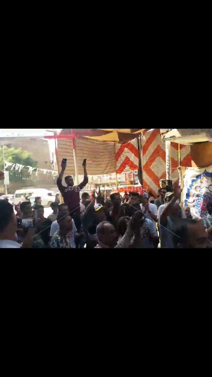 اهالي الوراق يغنون علي انغام الموسيقى و الطبل البلدي و الخيل "بنحبك ياسيسي"