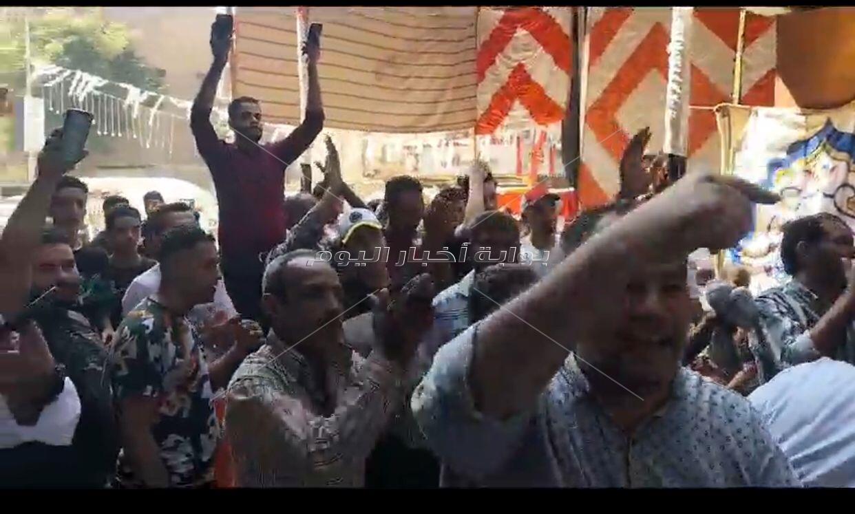اهالي الوراق يغنون علي انغام الموسيقى و الطبل البلدي و الخيل "بنحبك ياسيسي"