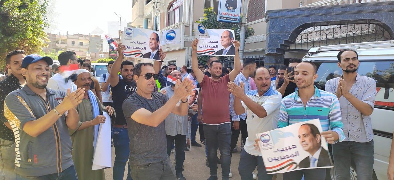 الآلاف من كبار العائلات والشباب والعمد يقودون مسيرة لدعم الرئيس السيسي بالشرقية