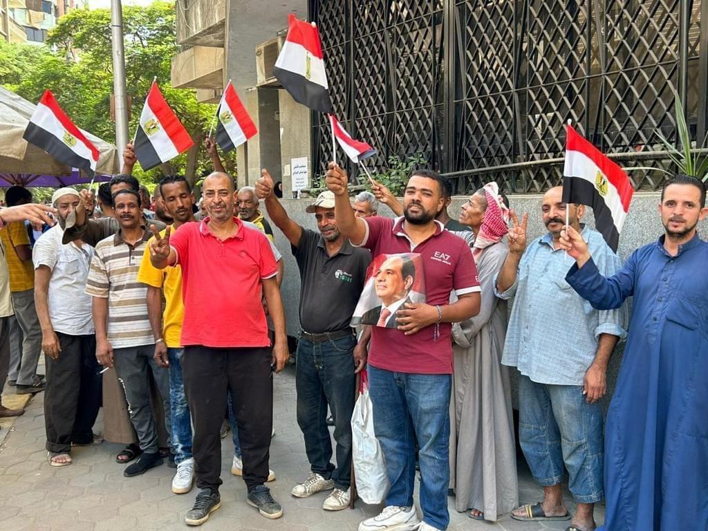توافد العشرات أمام الشهر العقاري بالدقي لعمل توكيلات للرئيس السيسي
